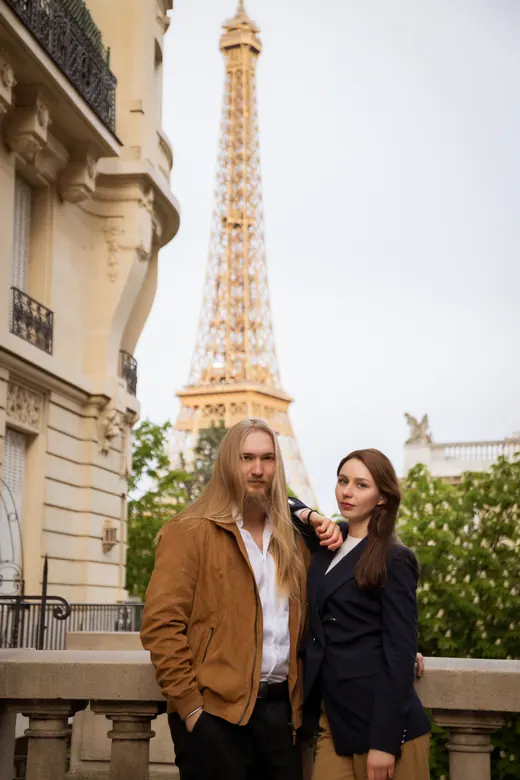 Photograph from the Couple — street, autumn session in Paris by Anna