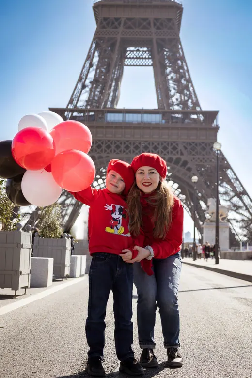 Photograph from the Family — red & balloons session in Paris by Anna