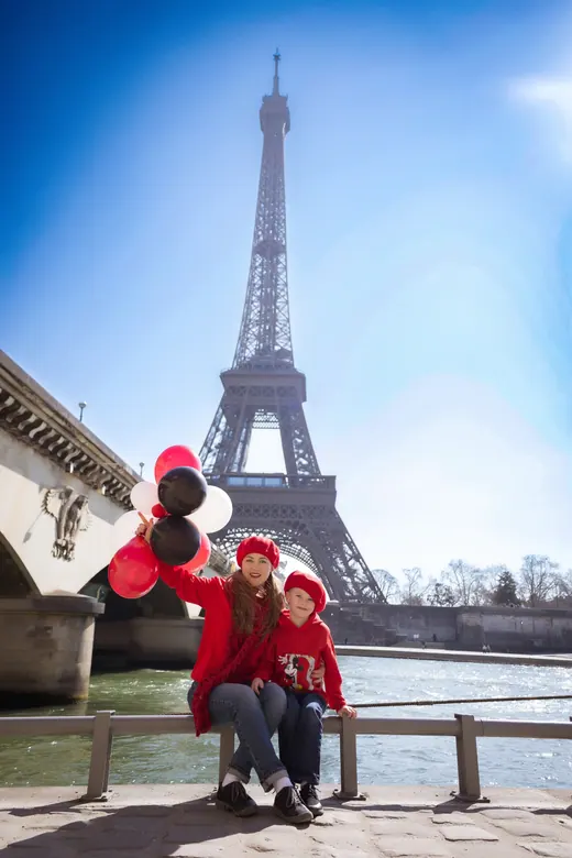 Photograph from the Family — red & balloons session in Paris by Anna