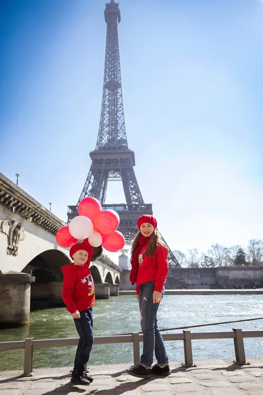 Photograph from the Family — red & balloons session in Paris by Anna