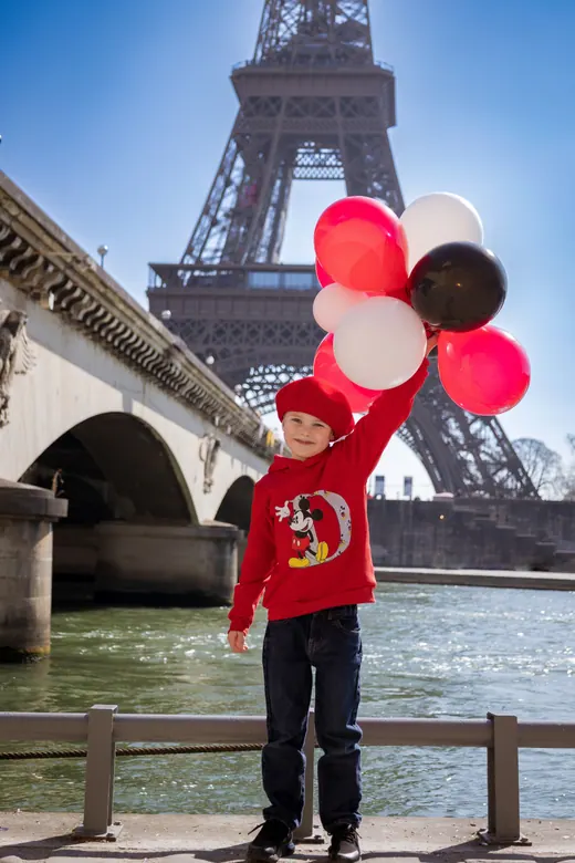 Photograph from the Family — red & balloons session in Paris by Anna
