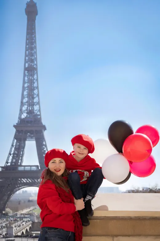 Photograph from the Family — red & balloons session in Paris by Anna