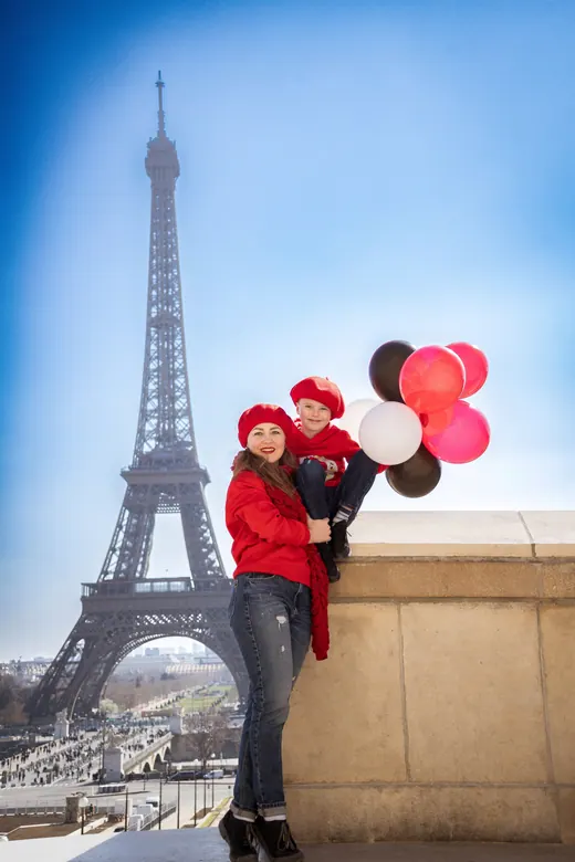 Photograph from the Family — red & balloons session in Paris by Anna