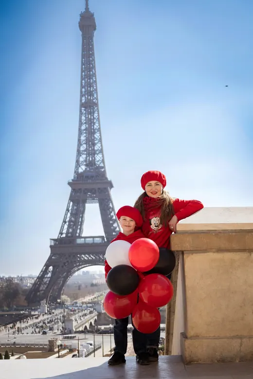 Photograph from the Family — red & balloons session in Paris by Anna