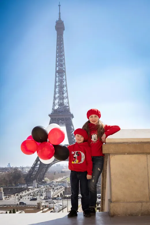 Photograph from the Family — red & balloons session in Paris by Anna