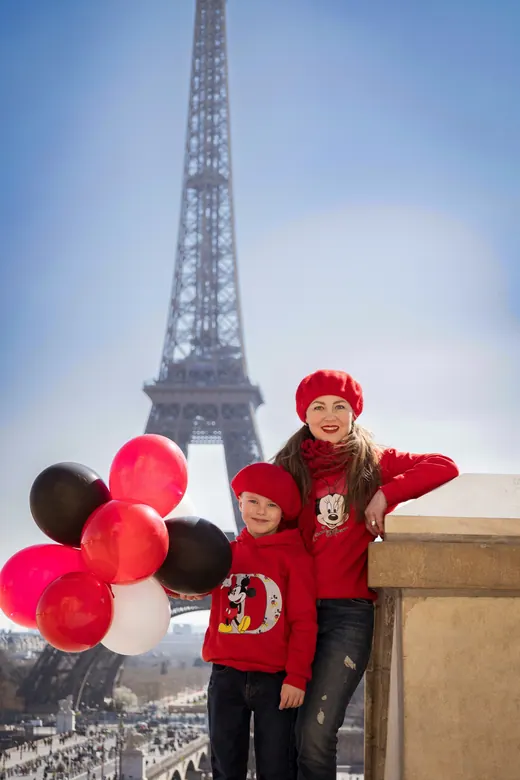 Photograph from the Family — red & balloons session in Paris by Anna