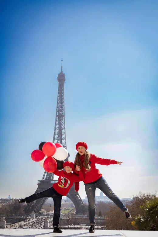 Photograph from the Family — red & balloons session in Paris by Anna