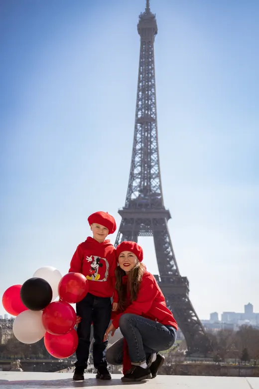 Photograph from the Family — red & balloons session in Paris by Anna