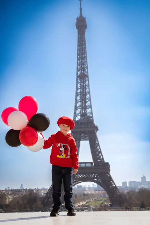 Photograph from the Family — red & balloons session in Paris by Anna