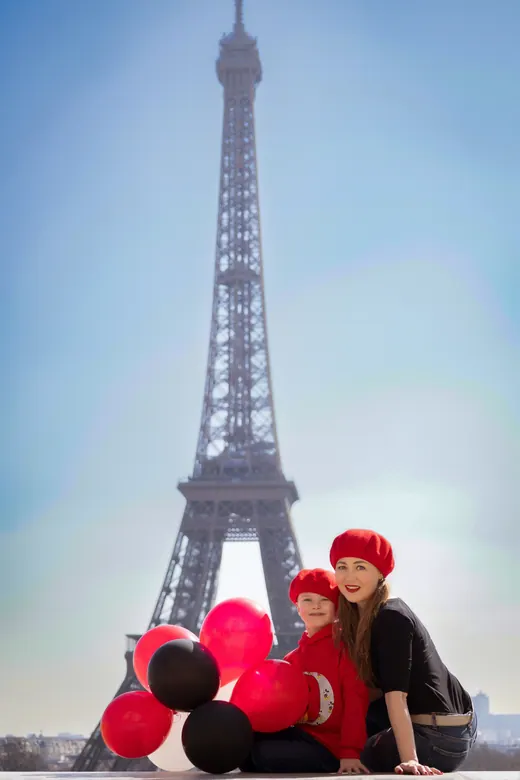 Family photo session in Paris by Anna