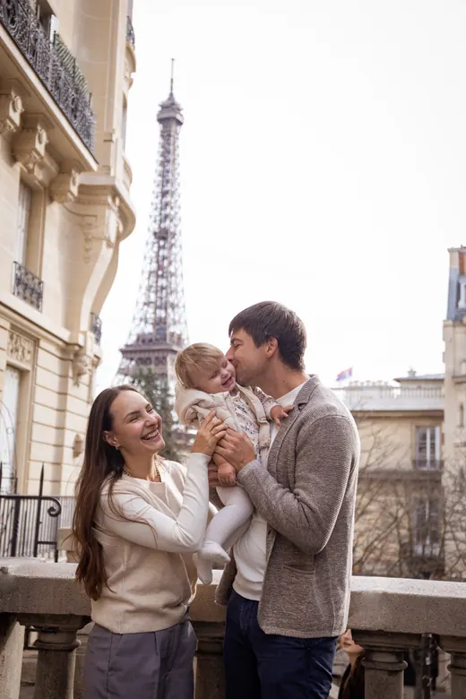 Family photo session in Paris by Anna