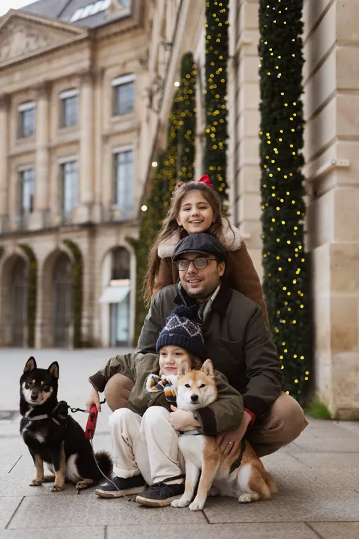 Family photo session in Paris by Anna