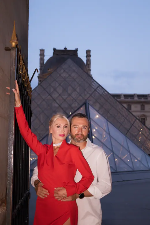 Photograph from the Family — Louvre pyramid session in Paris by Anna