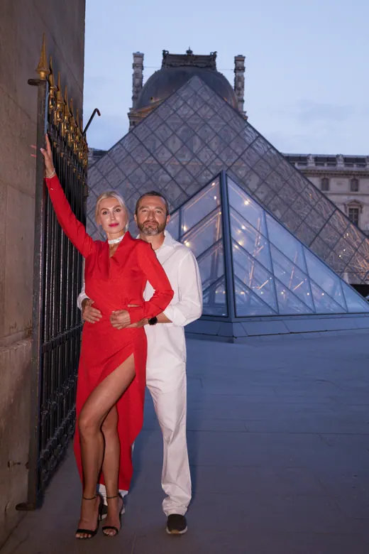 Photograph from the Family — Louvre pyramid session in Paris by Anna