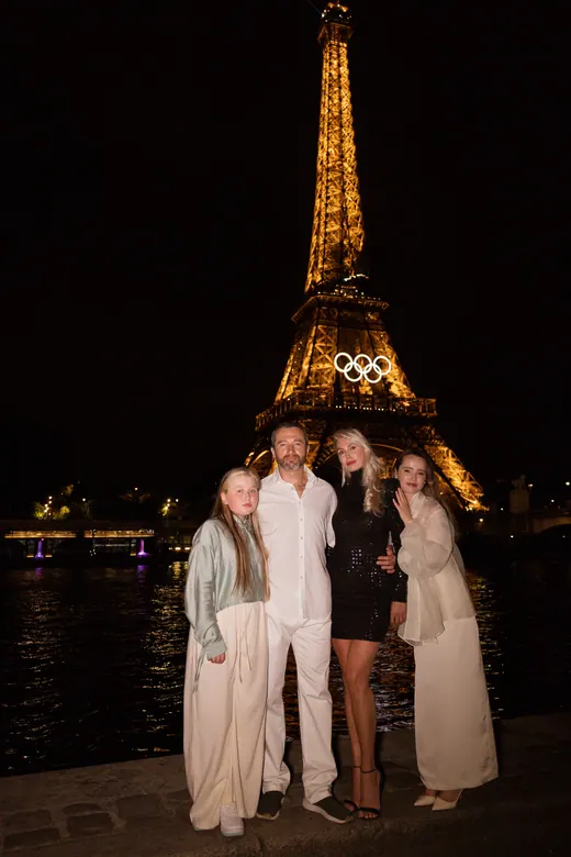 Family photo session in Paris by Anna