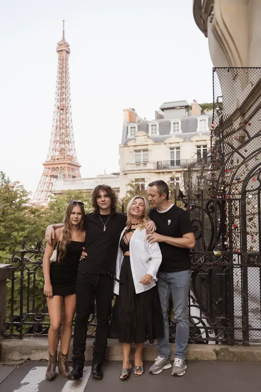 Photograph from the Family — black and white, Eiffel session in Paris by Anna