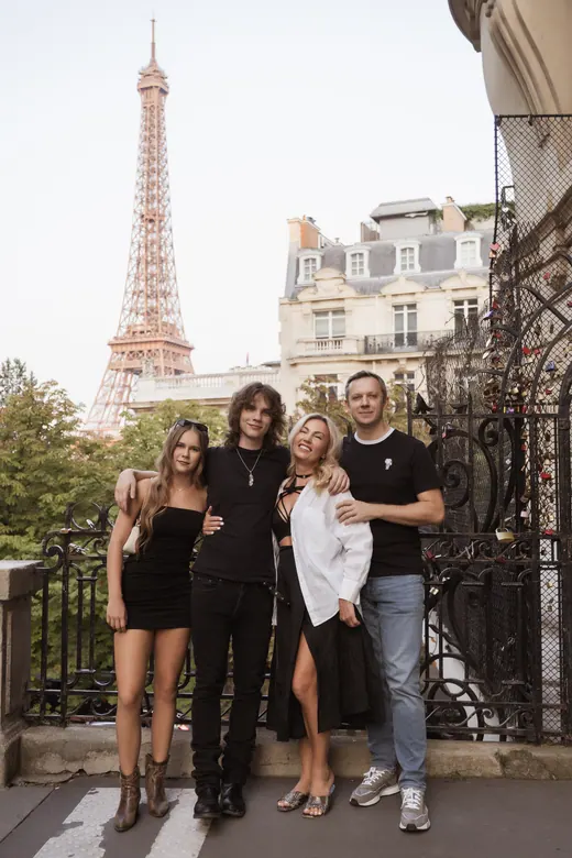 Photograph from the Family — black and white, Eiffel session in Paris by Anna