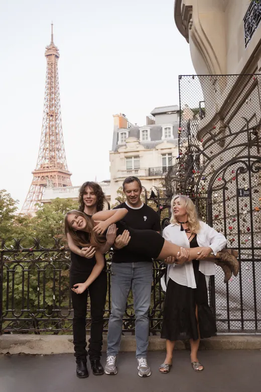 Photograph from the Family — black and white, Eiffel session in Paris by Anna