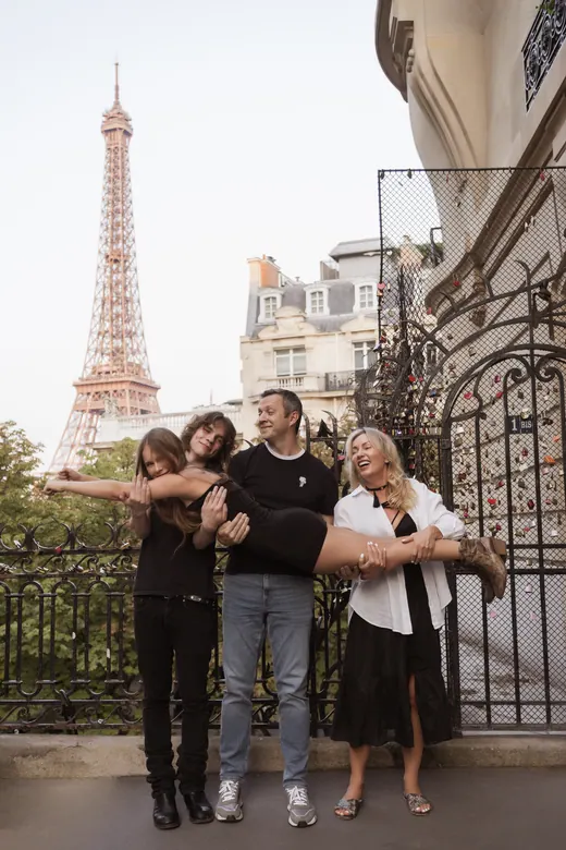 Family photo session in Paris by Anna