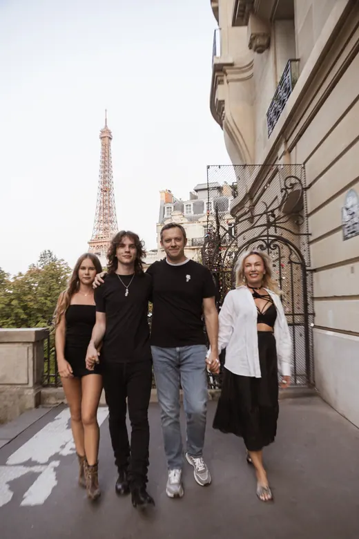 Photograph from the Family — black and white, Eiffel session in Paris by Anna