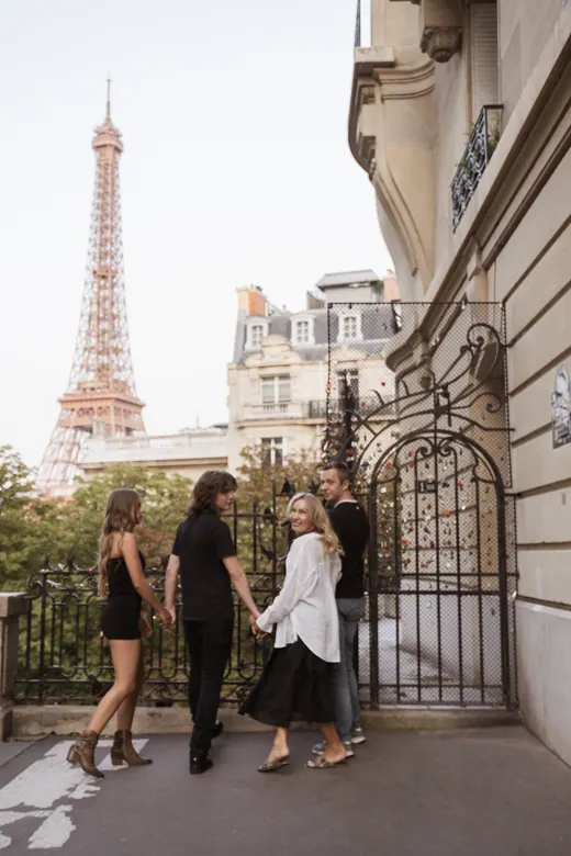 Photograph from the Family — black and white, Eiffel session in Paris by Anna