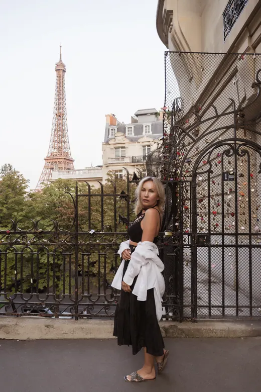 Photograph from the Family — black and white, Eiffel session in Paris by Anna