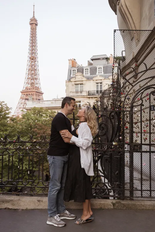 Photograph from the Family — black and white, Eiffel session in Paris by Anna