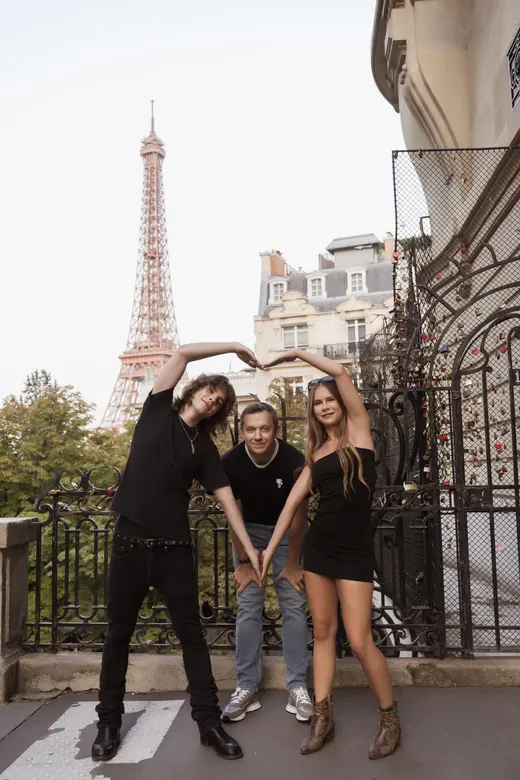 Photograph from the Family — black and white, Eiffel session in Paris by Anna