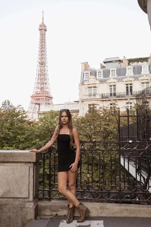 Photograph from the Family — black and white, Eiffel session in Paris by Anna