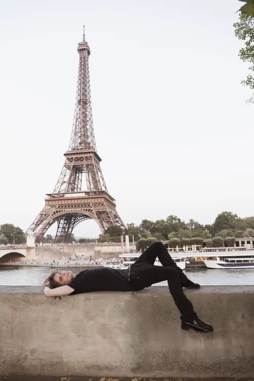 Photograph from the Family — black and white, Eiffel session in Paris by Anna