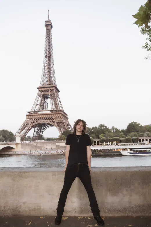 Photograph from the Family — black and white, Eiffel session in Paris by Anna