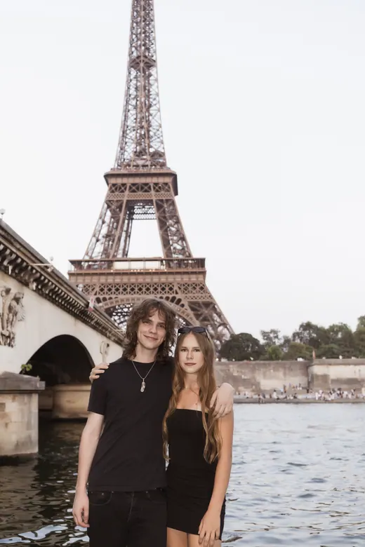 Photograph from the Family — black and white, Eiffel session in Paris by Anna