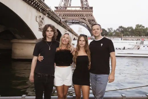 Photograph from the Family — black and white, Eiffel session in Paris by Anna