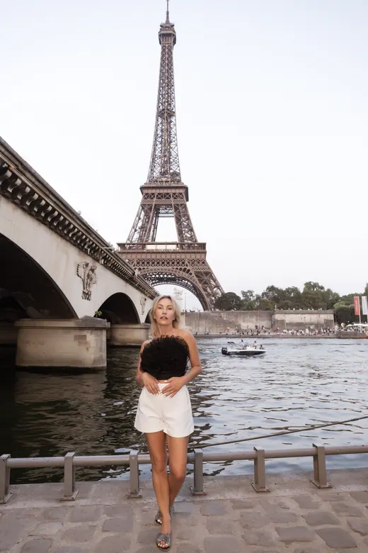 Photograph from the Family — black and white, Eiffel session in Paris by Anna