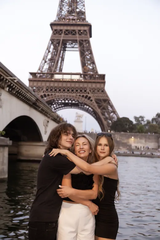 Photograph from the Family — black and white, Eiffel session in Paris by Anna
