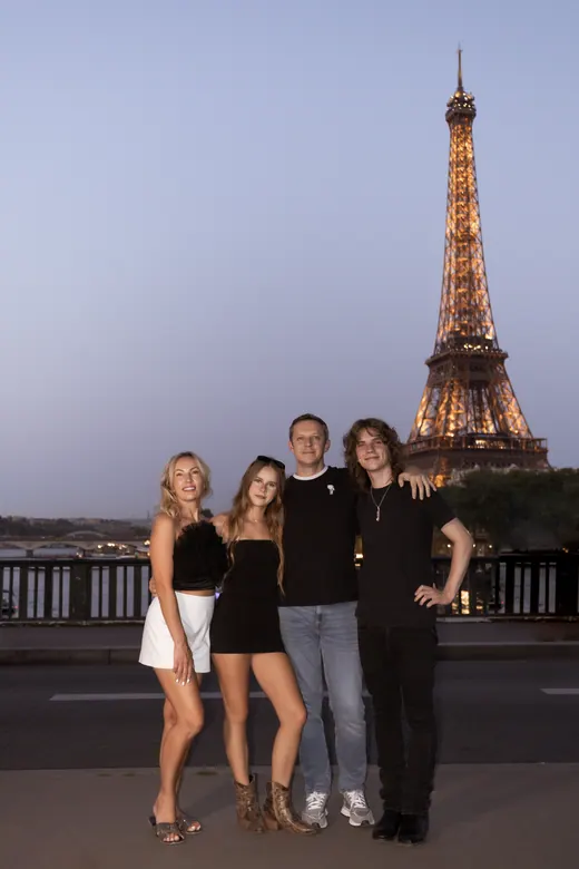 Photograph from the Family — black and white, Eiffel session in Paris by Anna