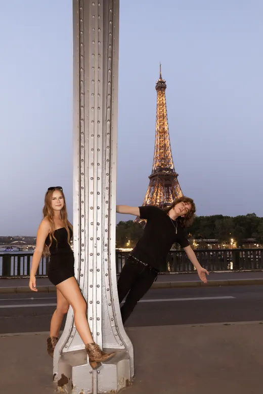 Photograph from the Family — black and white, Eiffel session in Paris by Anna