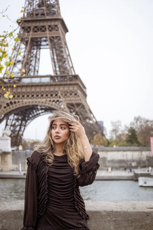 Photograph from the Black coat — street session in Paris by Anna