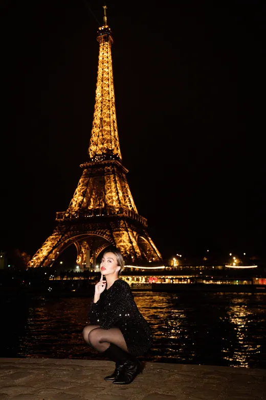 Photograph from the Black coat — street session in Paris by Anna