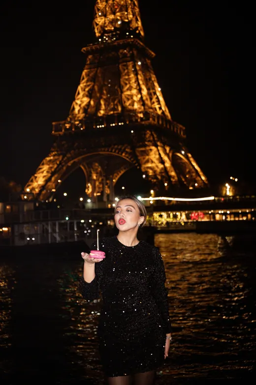 Photograph from the Black coat — street session in Paris by Anna