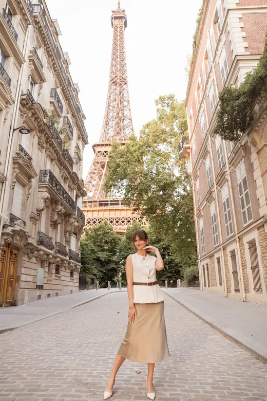 Photograph from the Beige skirt — street, day session in Paris by Anna