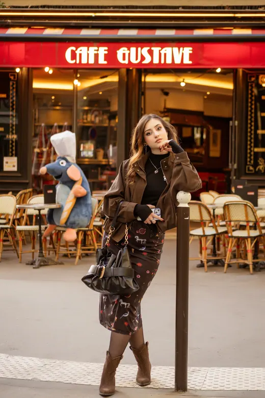 Photograph from the Brown coat — café & flowers session in Paris by Anna