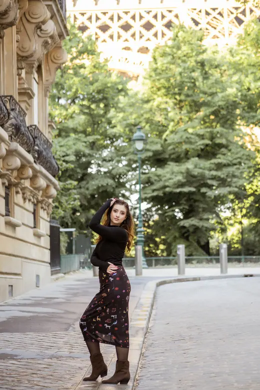 Photograph from the Brown coat — café & flowers session in Paris by Anna