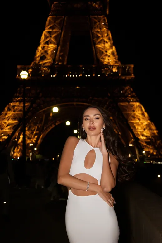 Photograph from the White cut-out — night session in Paris by Anna