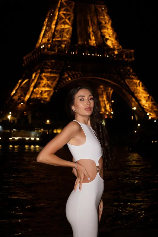 Photograph from the White cut-out — night session in Paris by Anna