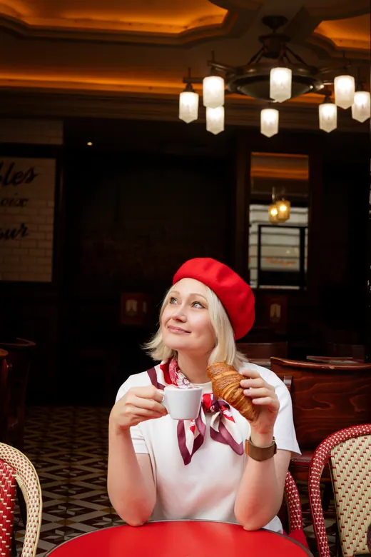 Photograph from the Red skirt — beret session in Paris by Anna