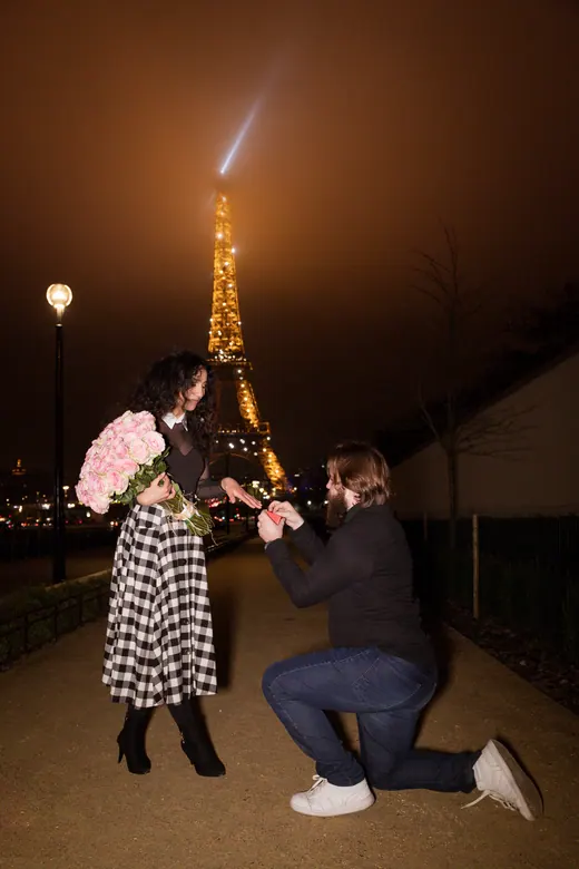 Surprise marriage proposal in Paris photographed by Anna