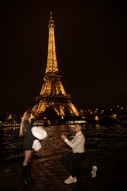 Surprise marriage proposal in Paris photographed by Anna
